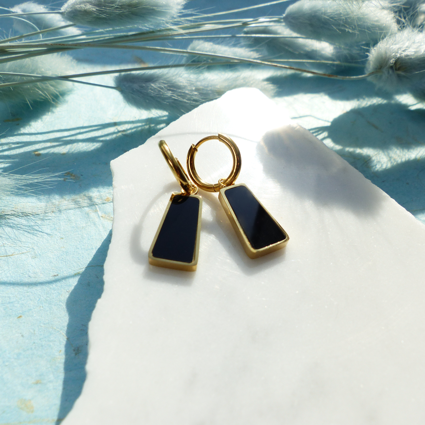 Goldene Ringe mit Anhänger in Schwarz und Gold