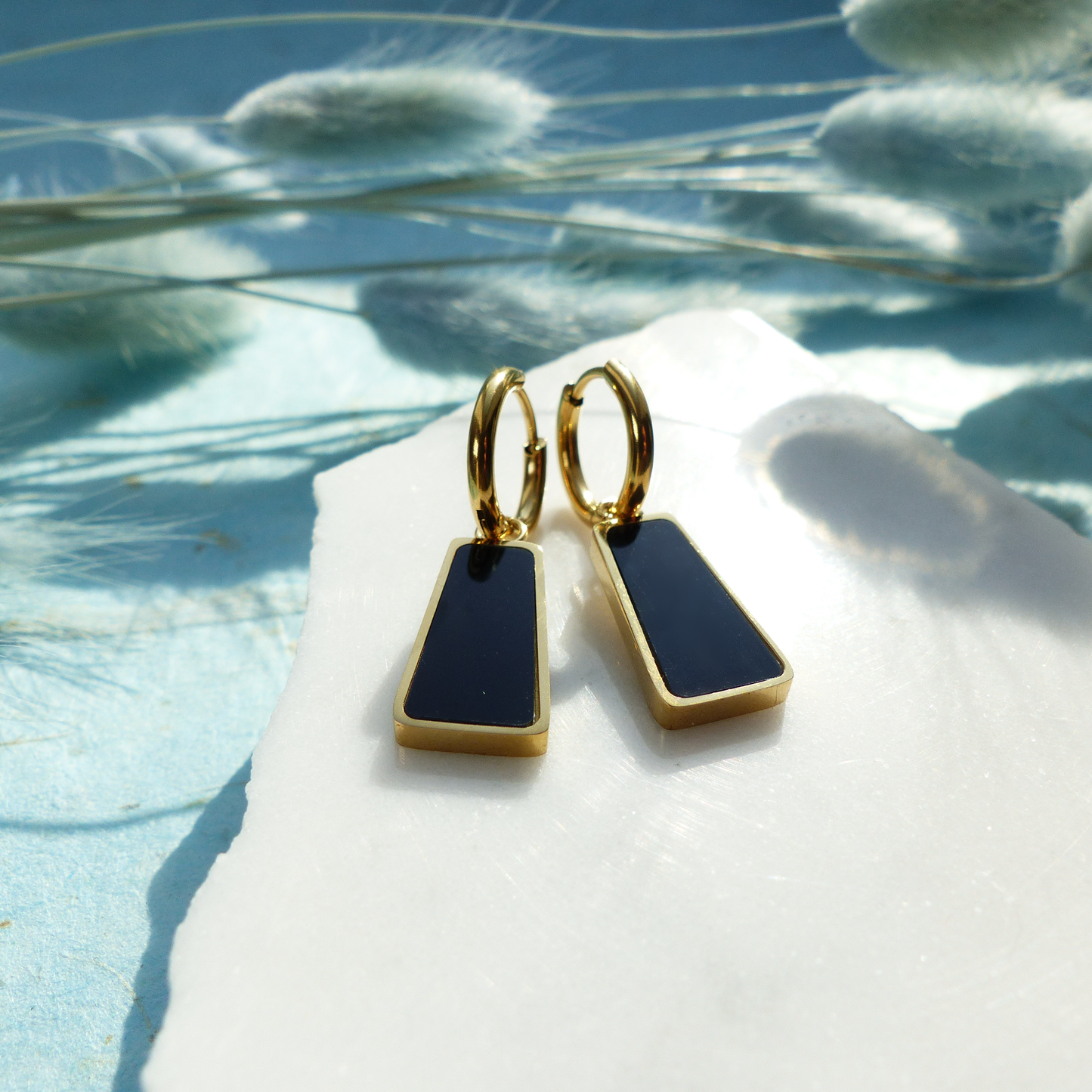 Goldene Ringe mit Anhänger in Schwarz und Gold