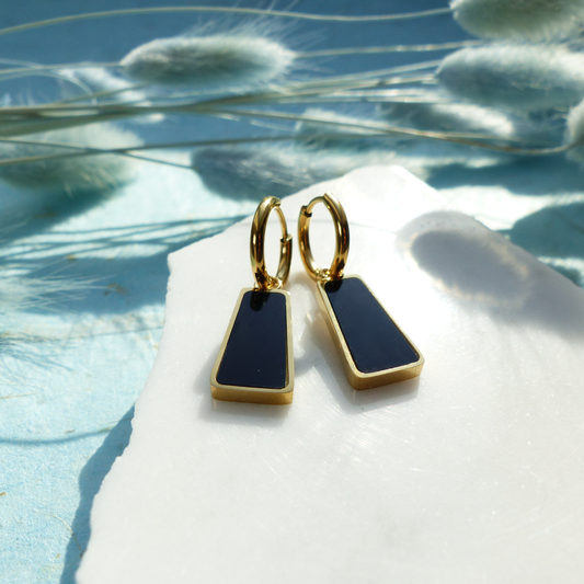 Goldene Ringe mit Anhänger in Schwarz und Gold