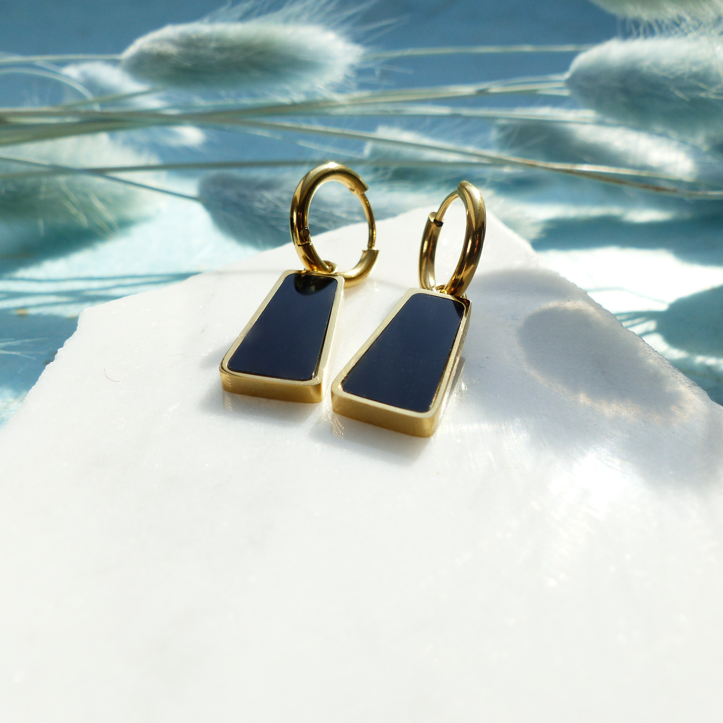 Goldene Ringe mit Anhänger in Schwarz und Gold