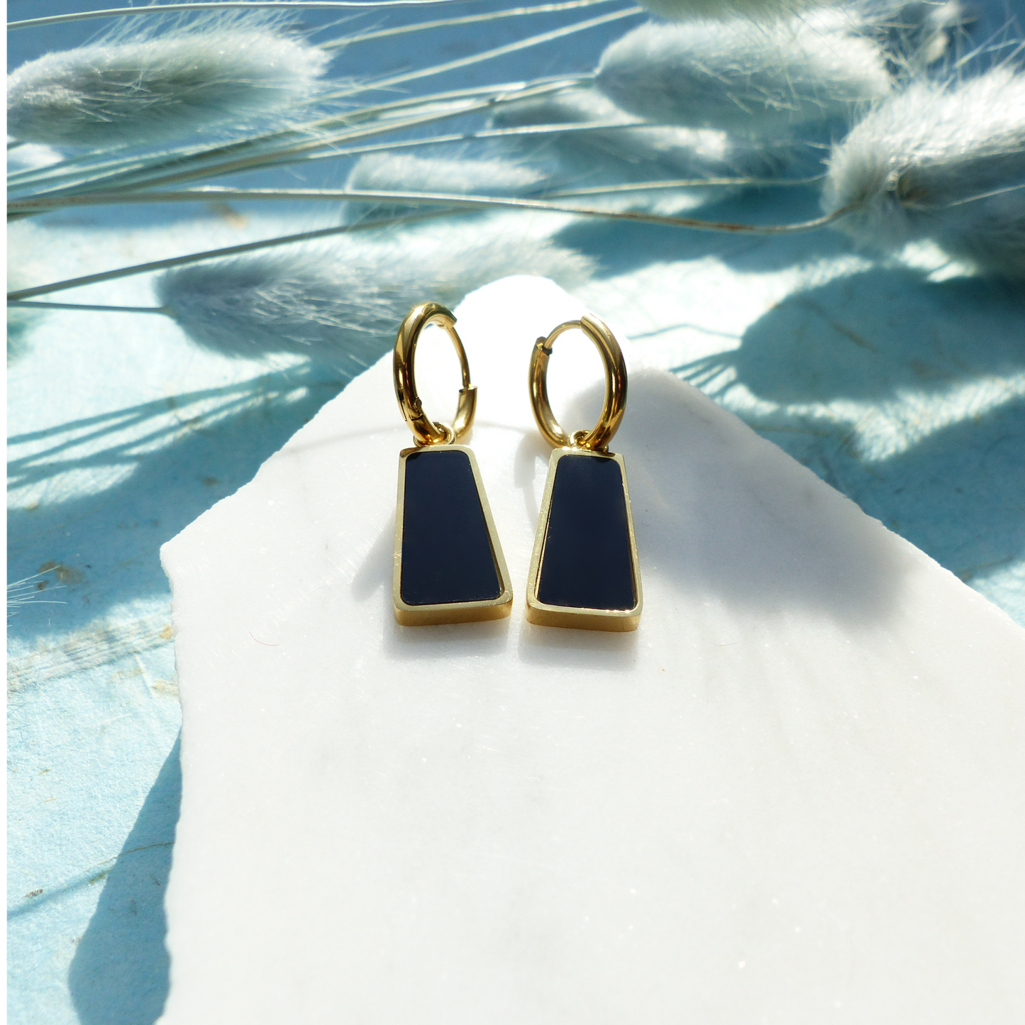 Goldene Ringe mit Anhänger in Schwarz und Gold
