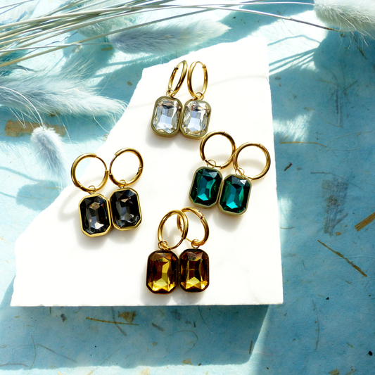 Goldene Ringe mit Glasstein-Anhänger