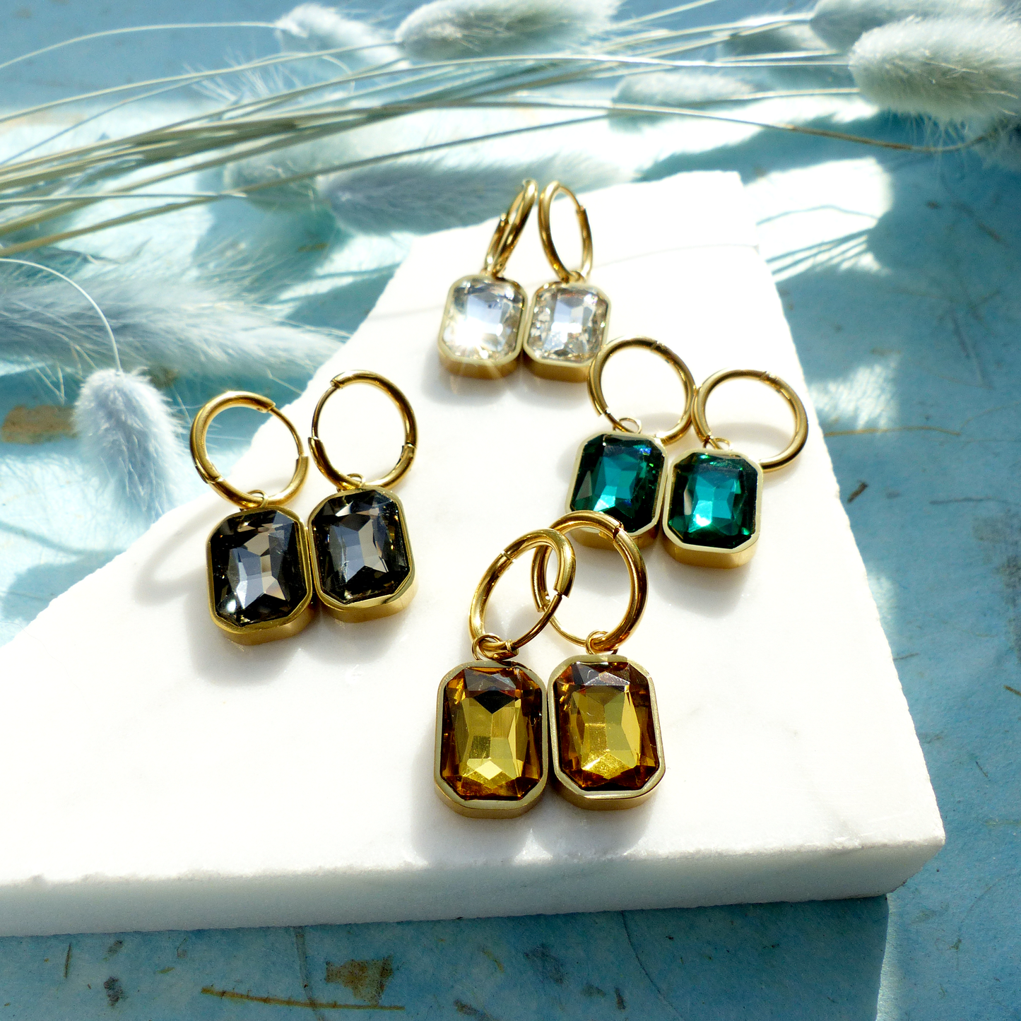 Goldene Ringe mit Glasstein-Anhänger