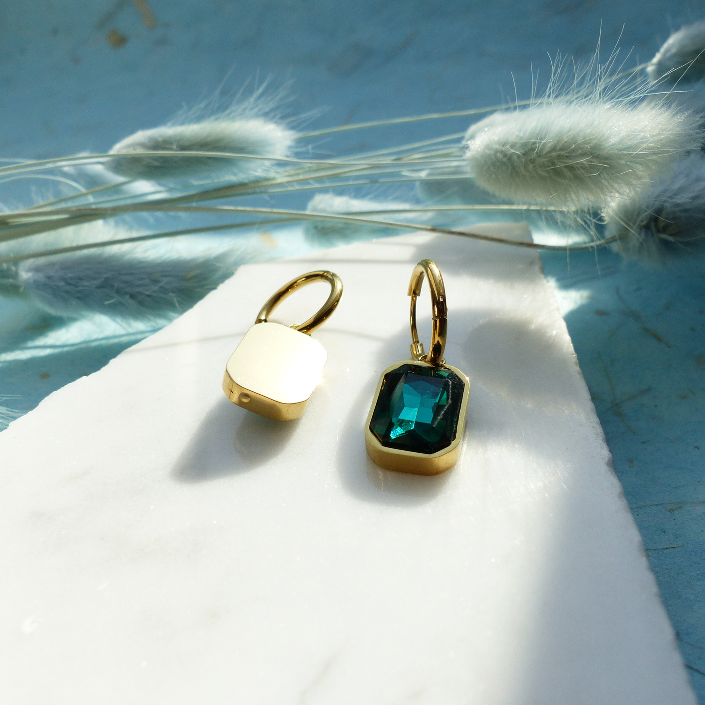 Goldene Ringe mit Glasstein-Anhänger