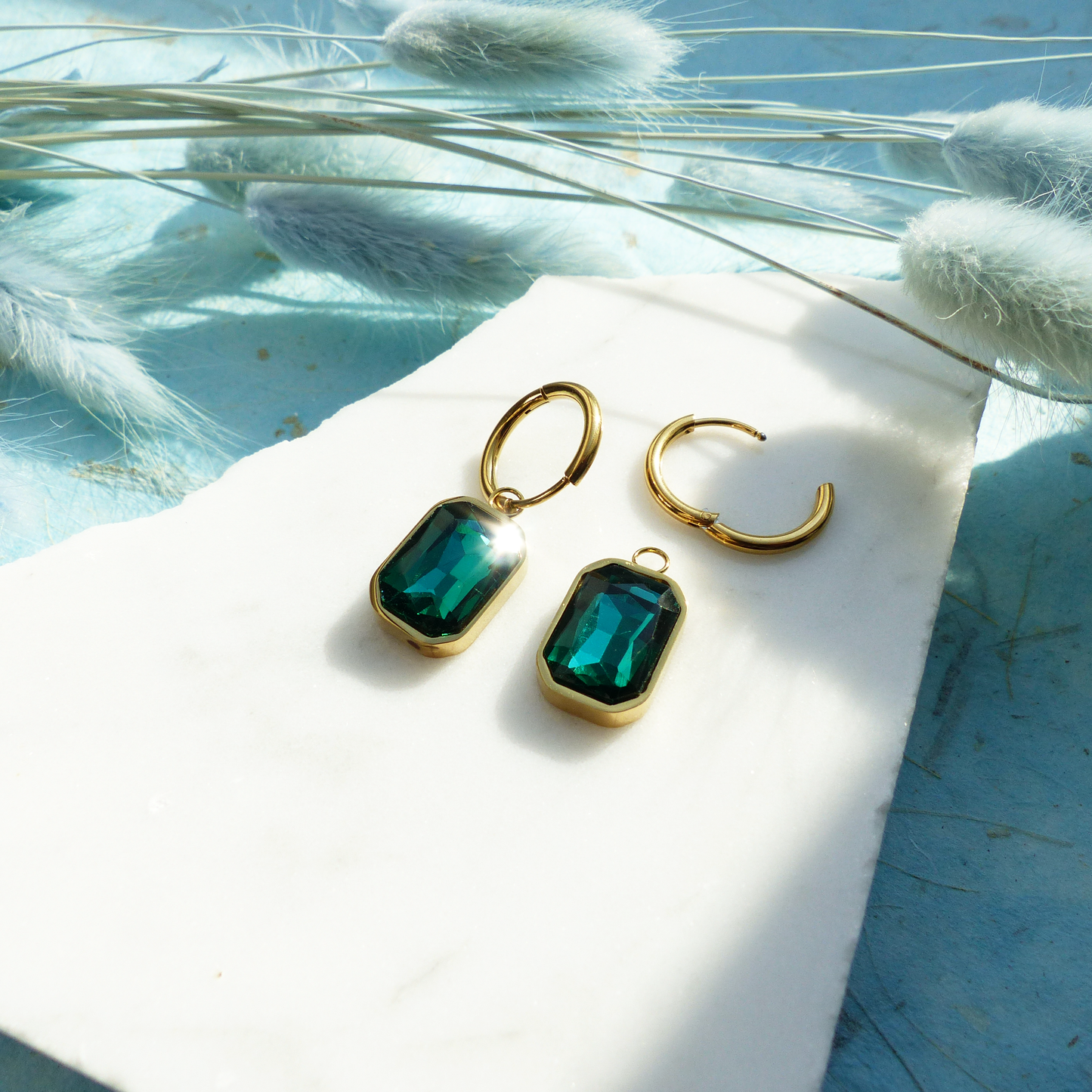 Goldene Ringe mit Glasstein-Anhänger