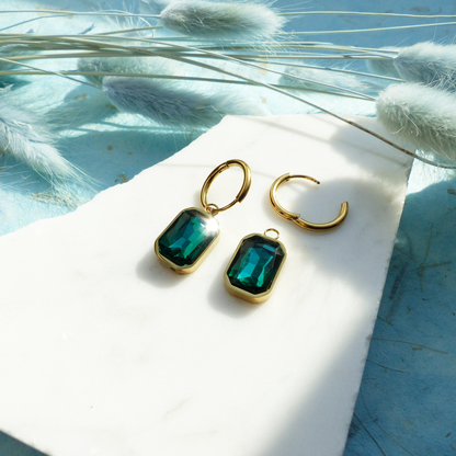 Goldene Ringe mit Glasstein-Anhänger