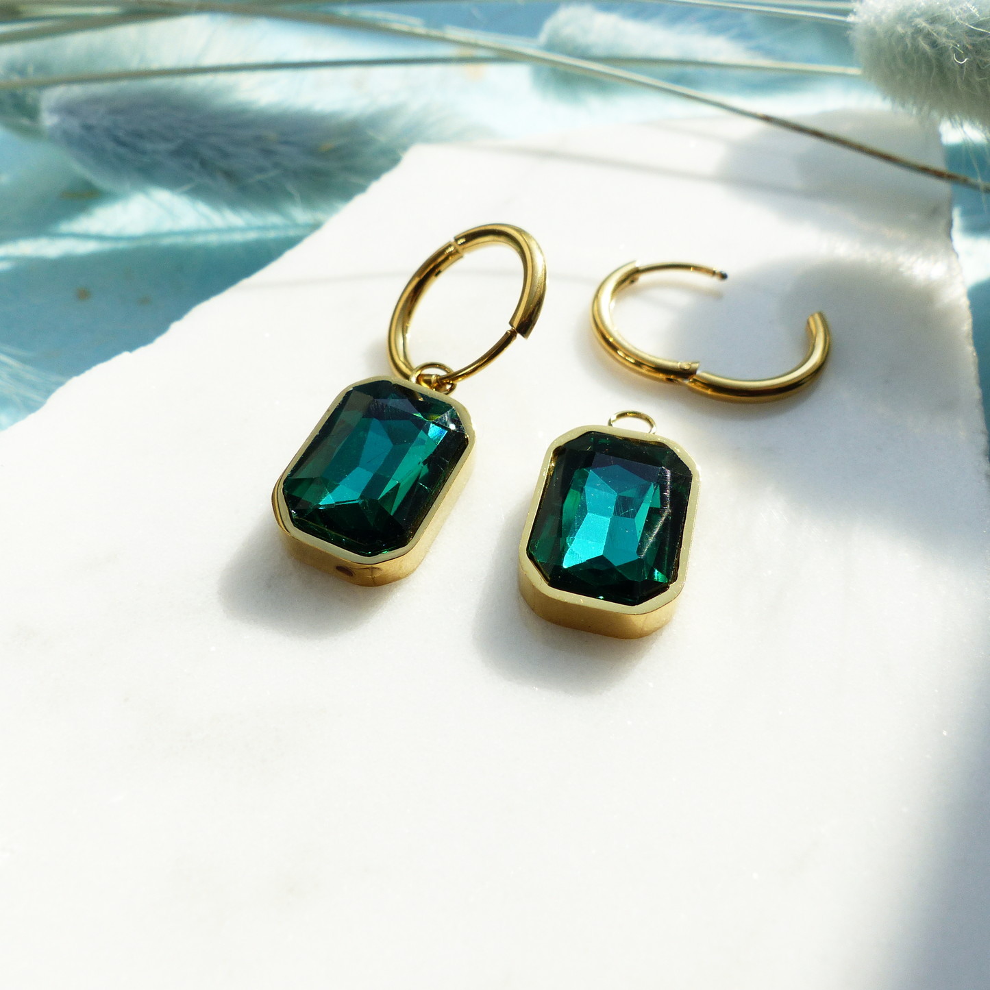 Goldene Ringe mit Glasstein-Anhänger