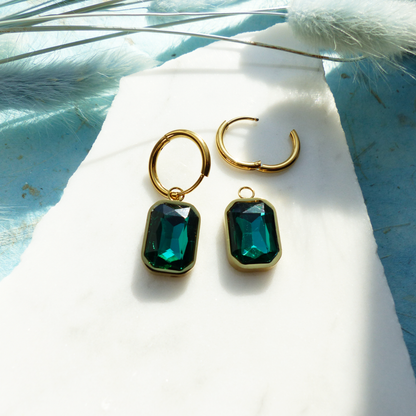 Goldene Ringe mit Glasstein-Anhänger