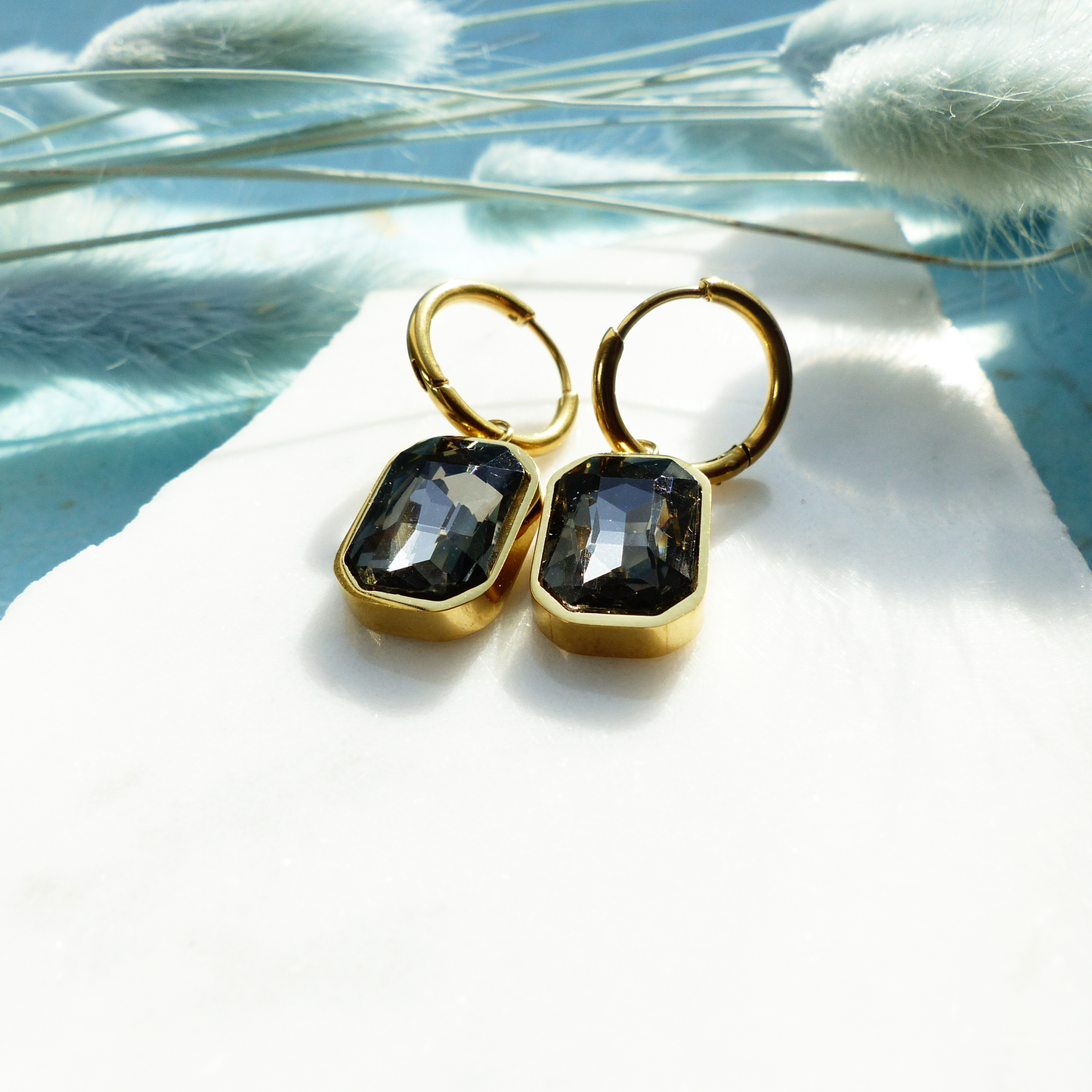 Goldene Ringe mit Glasstein-Anhänger