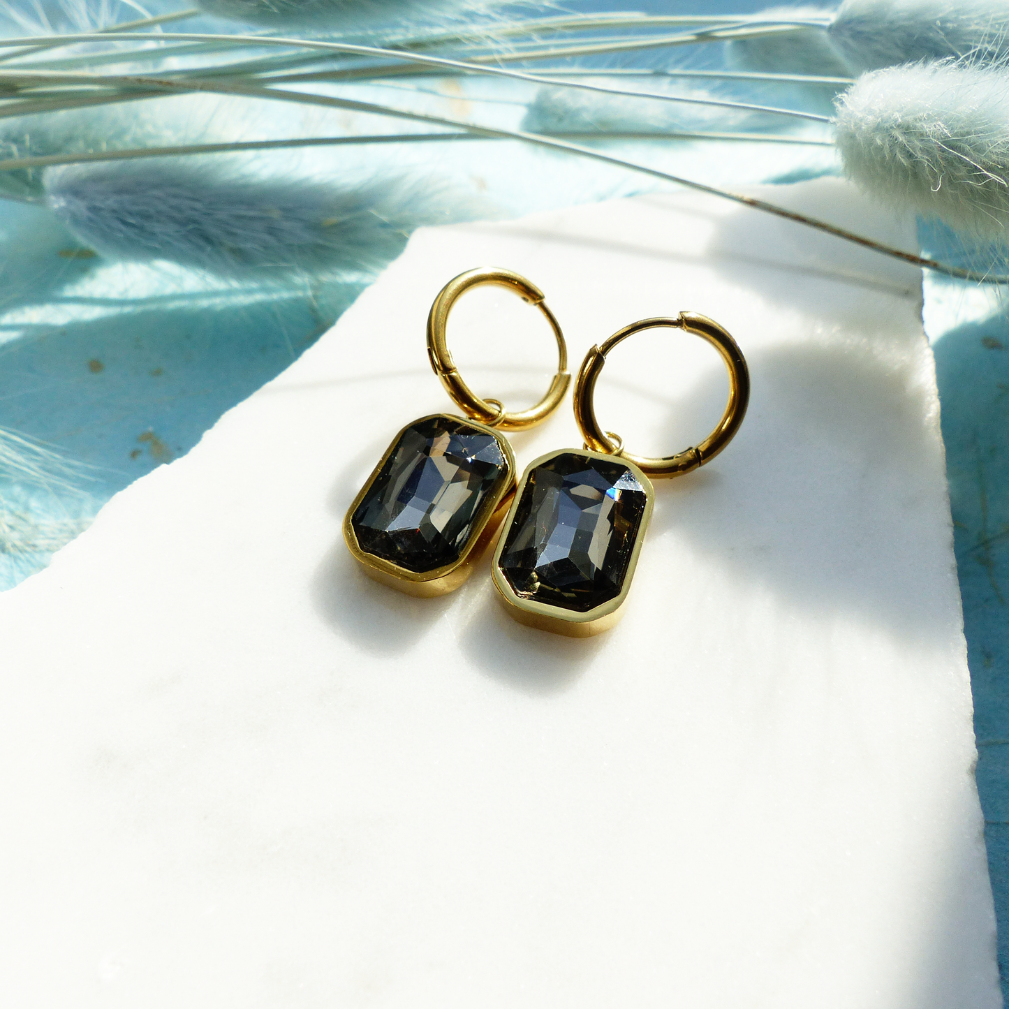 Goldene Ringe mit Glasstein-Anhänger
