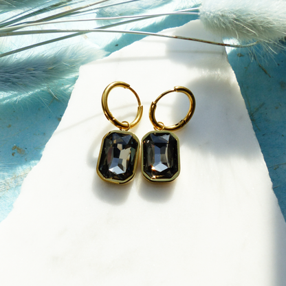 Goldene Ringe mit Glasstein-Anhänger