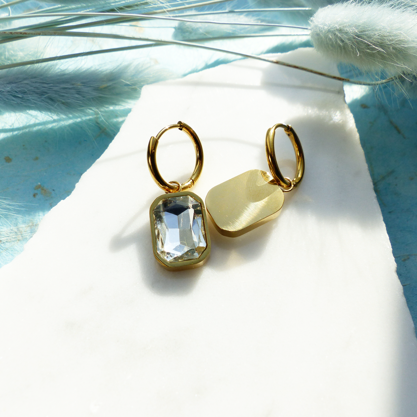 Goldene Ringe mit Glasstein-Anhänger