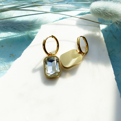 Goldene Ringe mit Glasstein-Anhänger