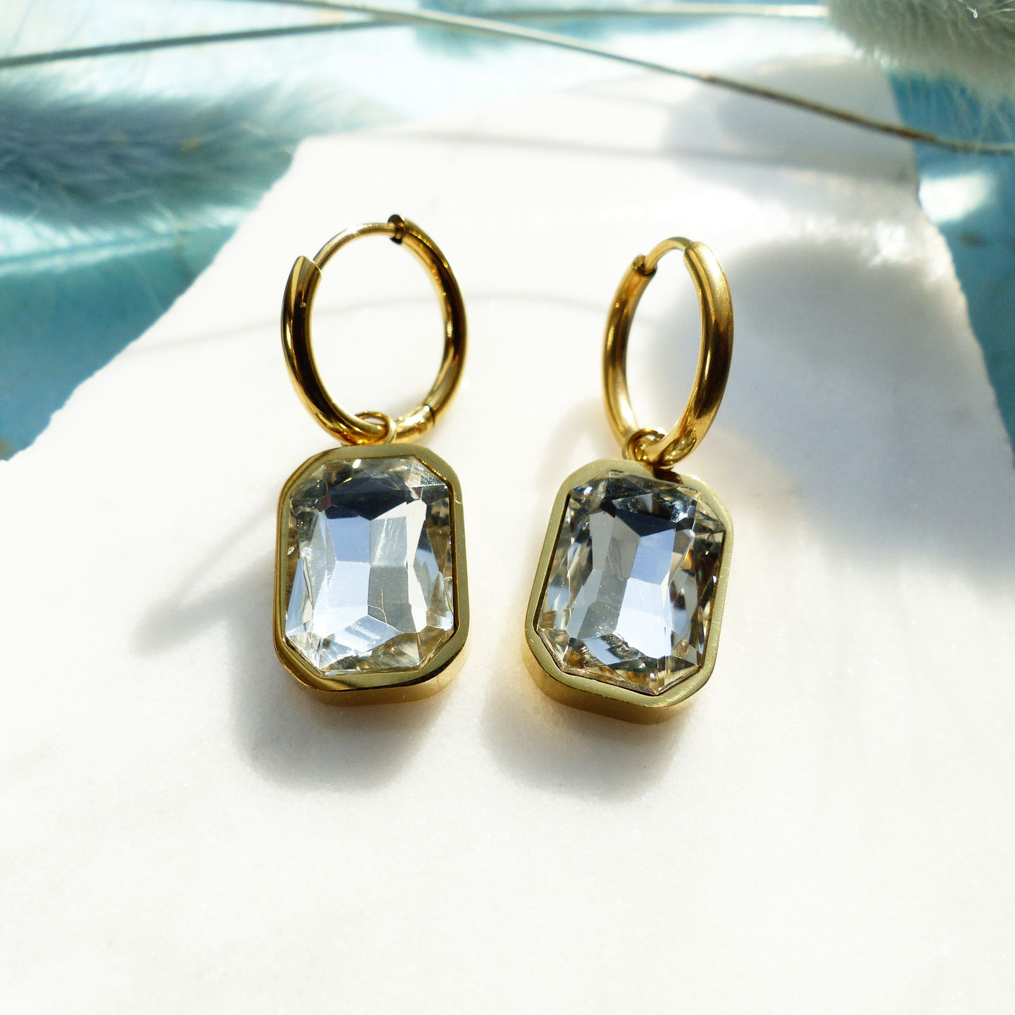 Goldene Ringe mit Glasstein-Anhänger