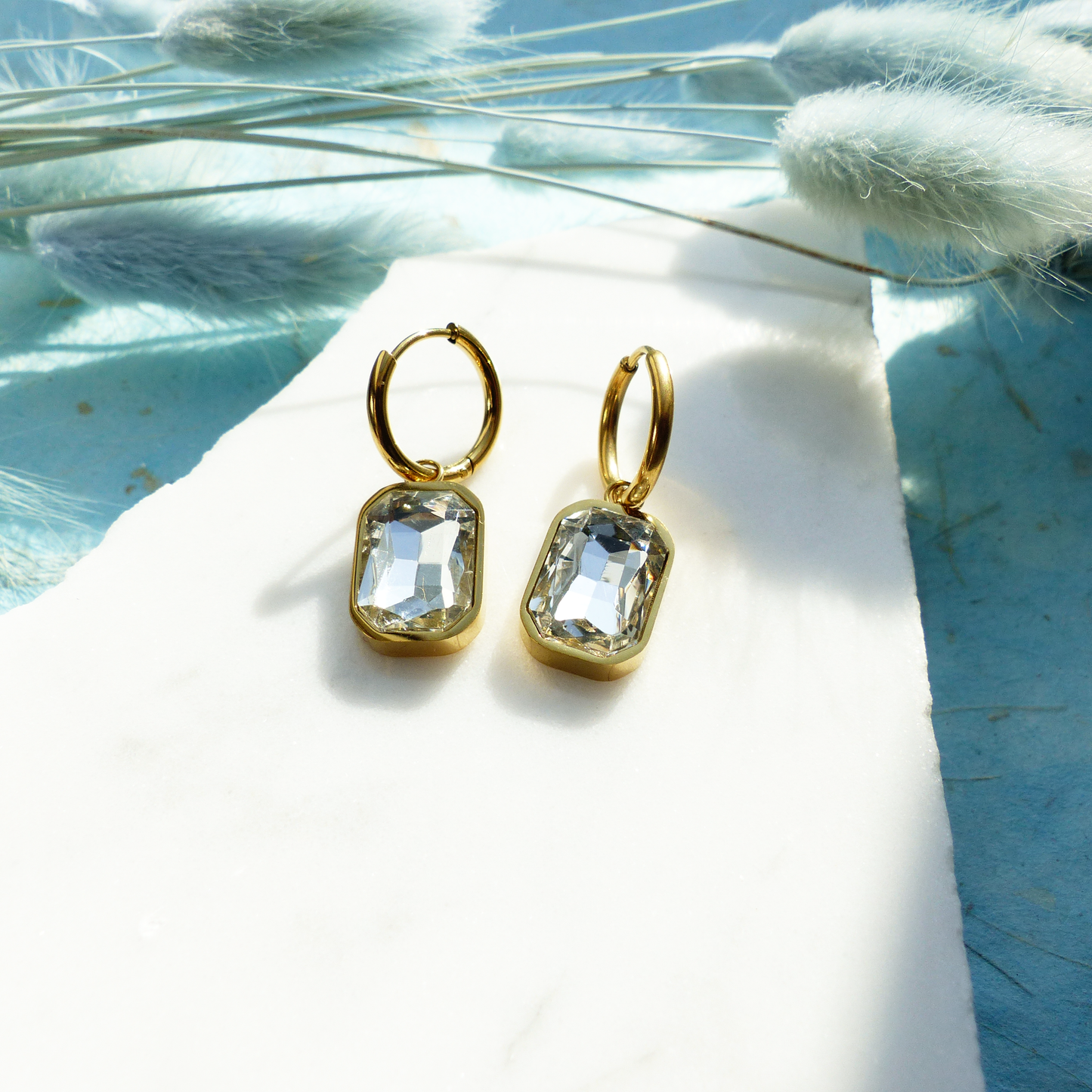 Goldene Ringe mit Glasstein-Anhänger