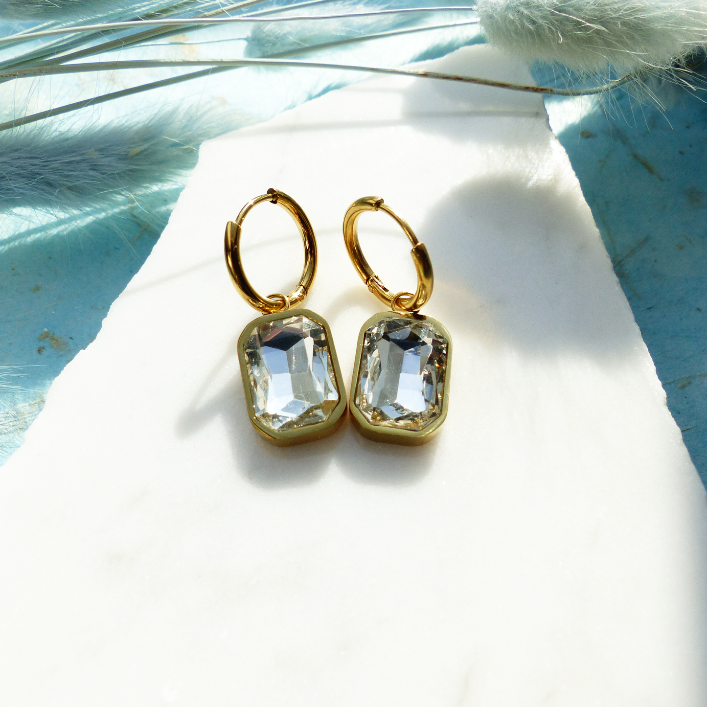 Goldene Ringe mit Glasstein-Anhänger