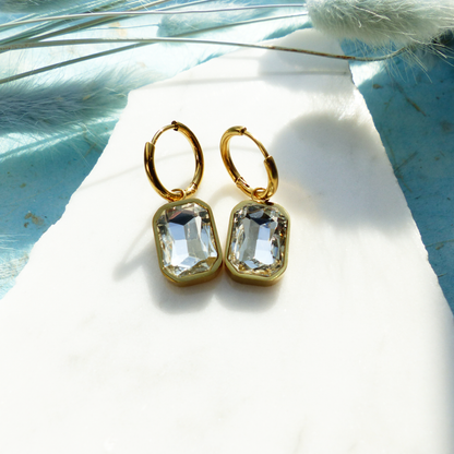 Goldene Ringe mit Glasstein-Anhänger