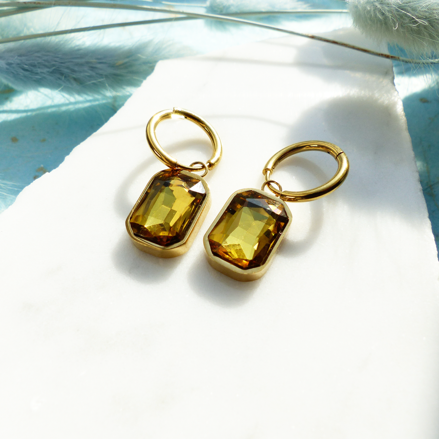 Goldene Ringe mit Glasstein-Anhänger