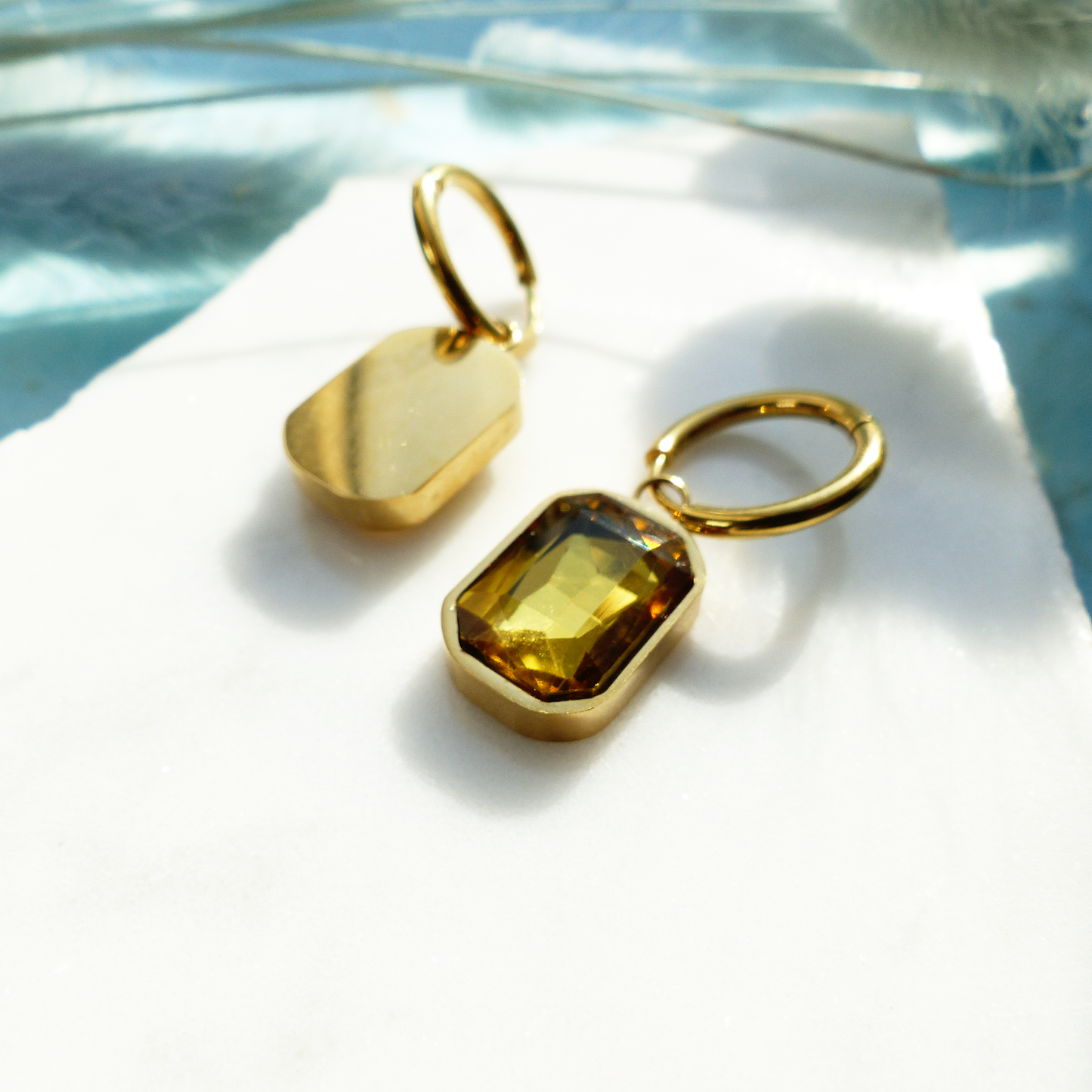 Goldene Ringe mit Glasstein-Anhänger
