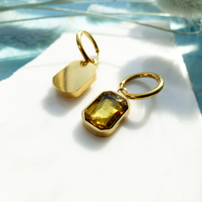 Goldene Ringe mit Glasstein-Anhänger