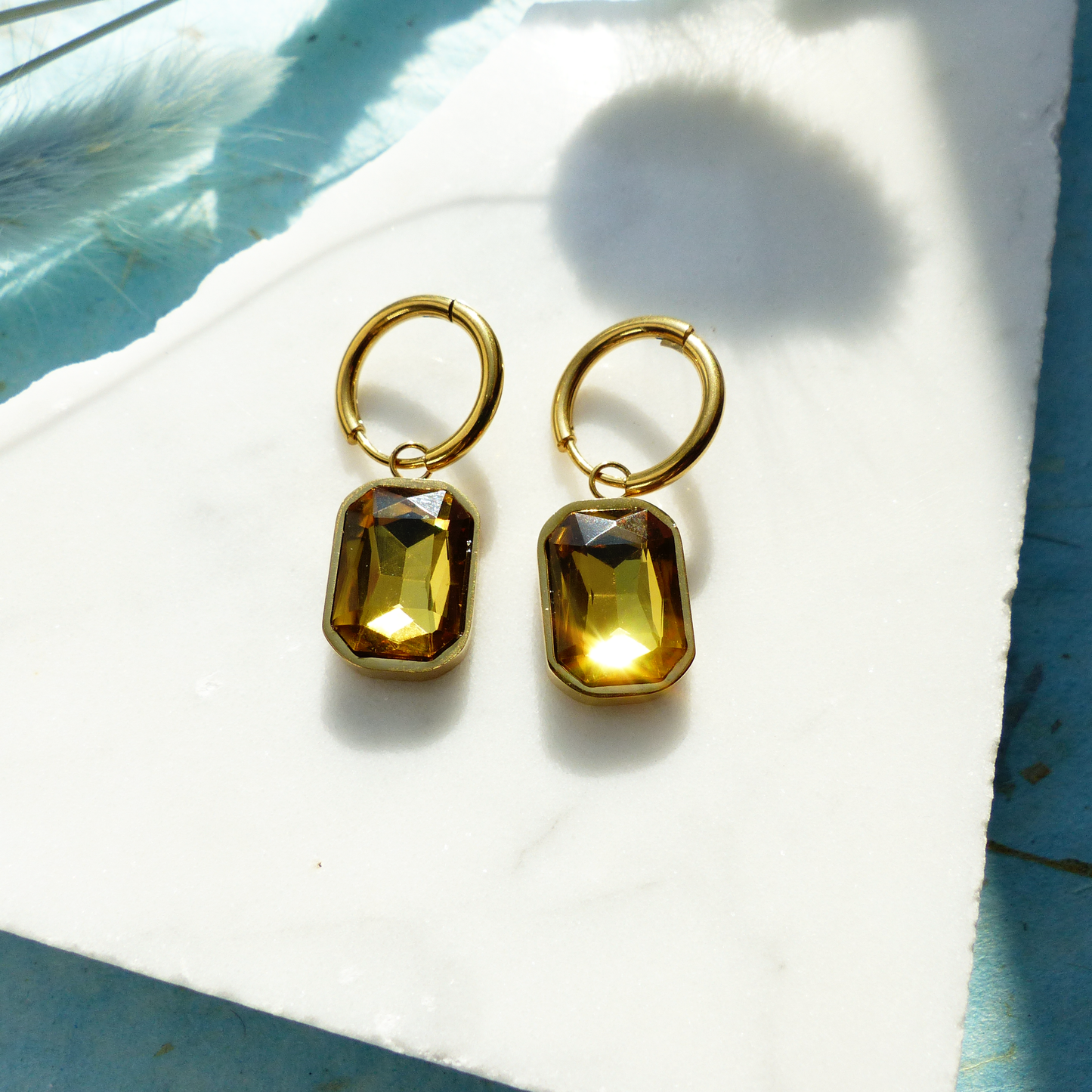 Goldene Ringe mit Glasstein-Anhänger
