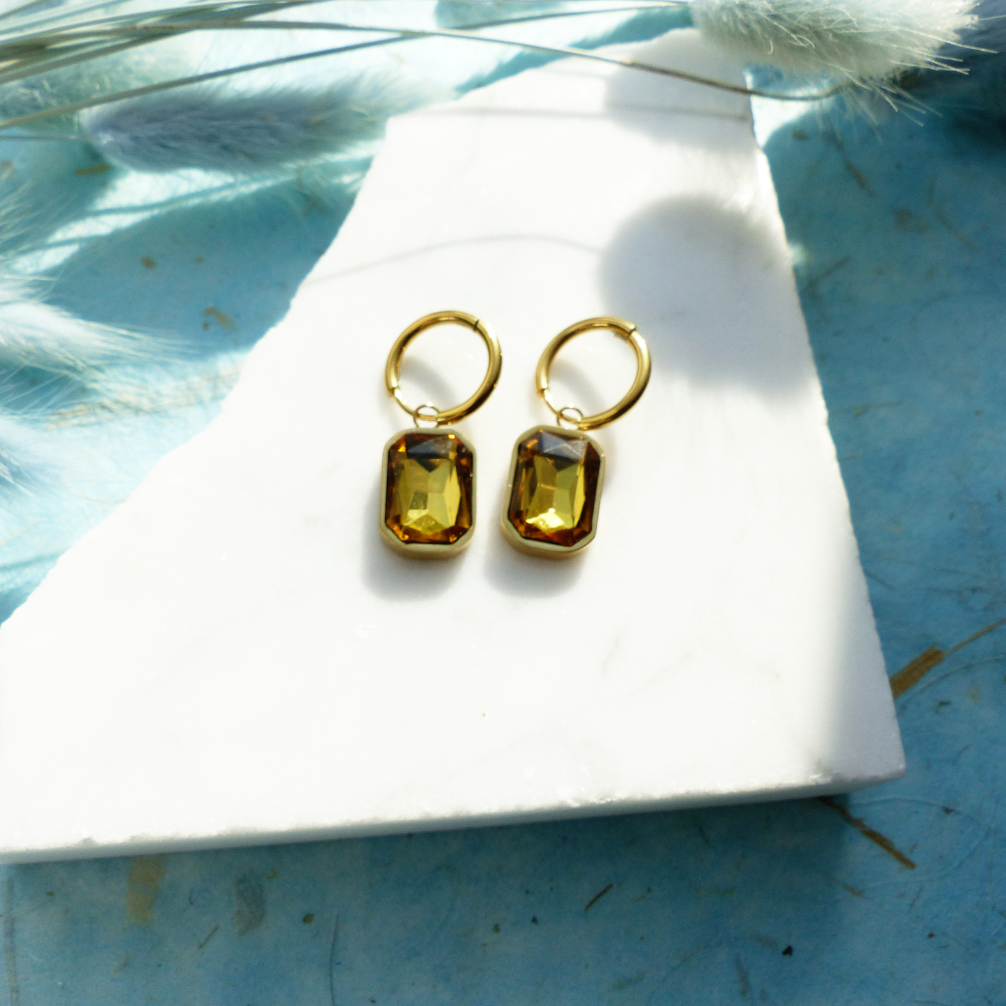 Goldene Ringe mit Glasstein-Anhänger