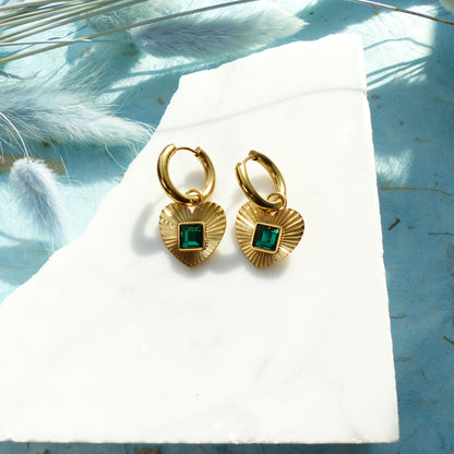 Ohrringe mit herzförmigem Anhänger und grünem Stein aus vergoldetem Edelstahl