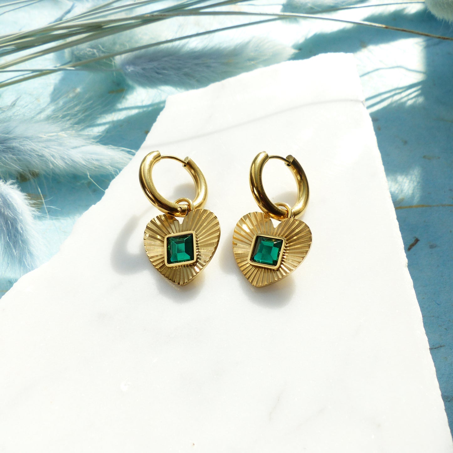 Ohrringe mit herzförmigem Anhänger und grünem Stein aus vergoldetem Edelstahl