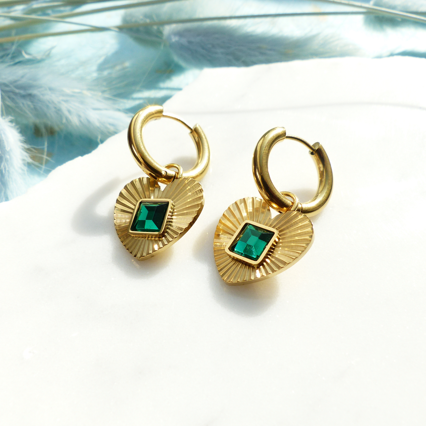 Ohrringe mit herzförmigem Anhänger und grünem Stein aus vergoldetem Edelstahl