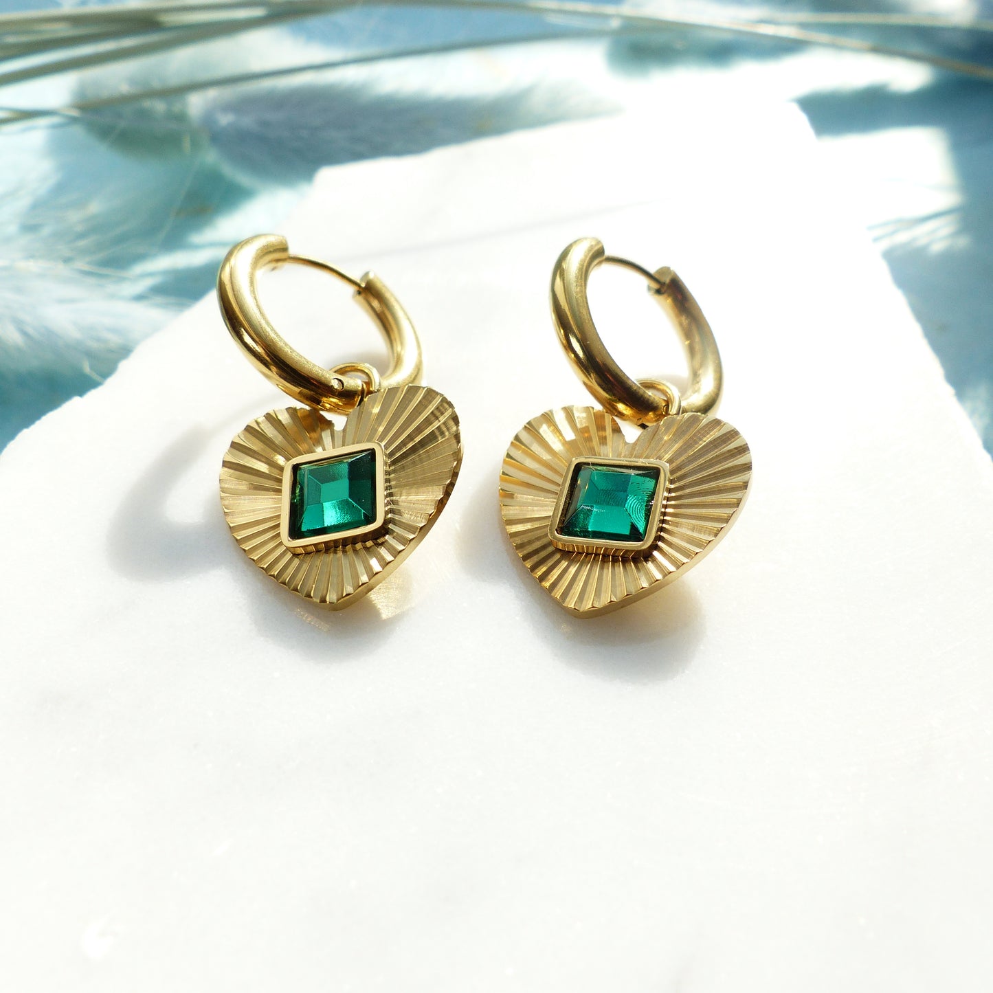 Ohrringe mit herzförmigem Anhänger und grünem Stein aus vergoldetem Edelstahl