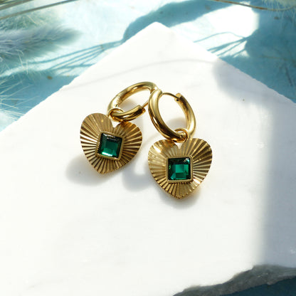 Ohrringe mit herzförmigem Anhänger und grünem Stein aus vergoldetem Edelstahl