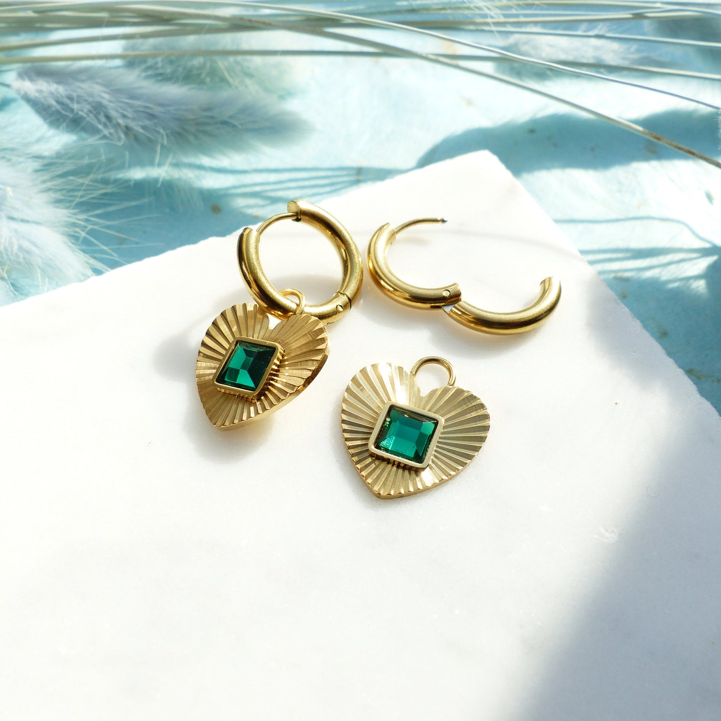 Ohrringe mit herzförmigem Anhänger und grünem Stein aus vergoldetem Edelstahl